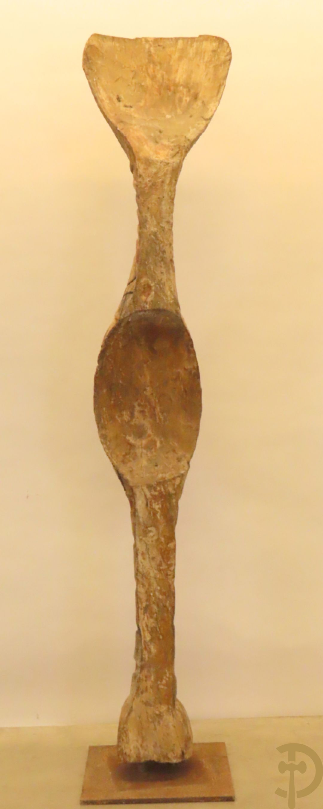 Afrikaans gekleurd decoratief sierelement als totempaal op ijzeren sokkel