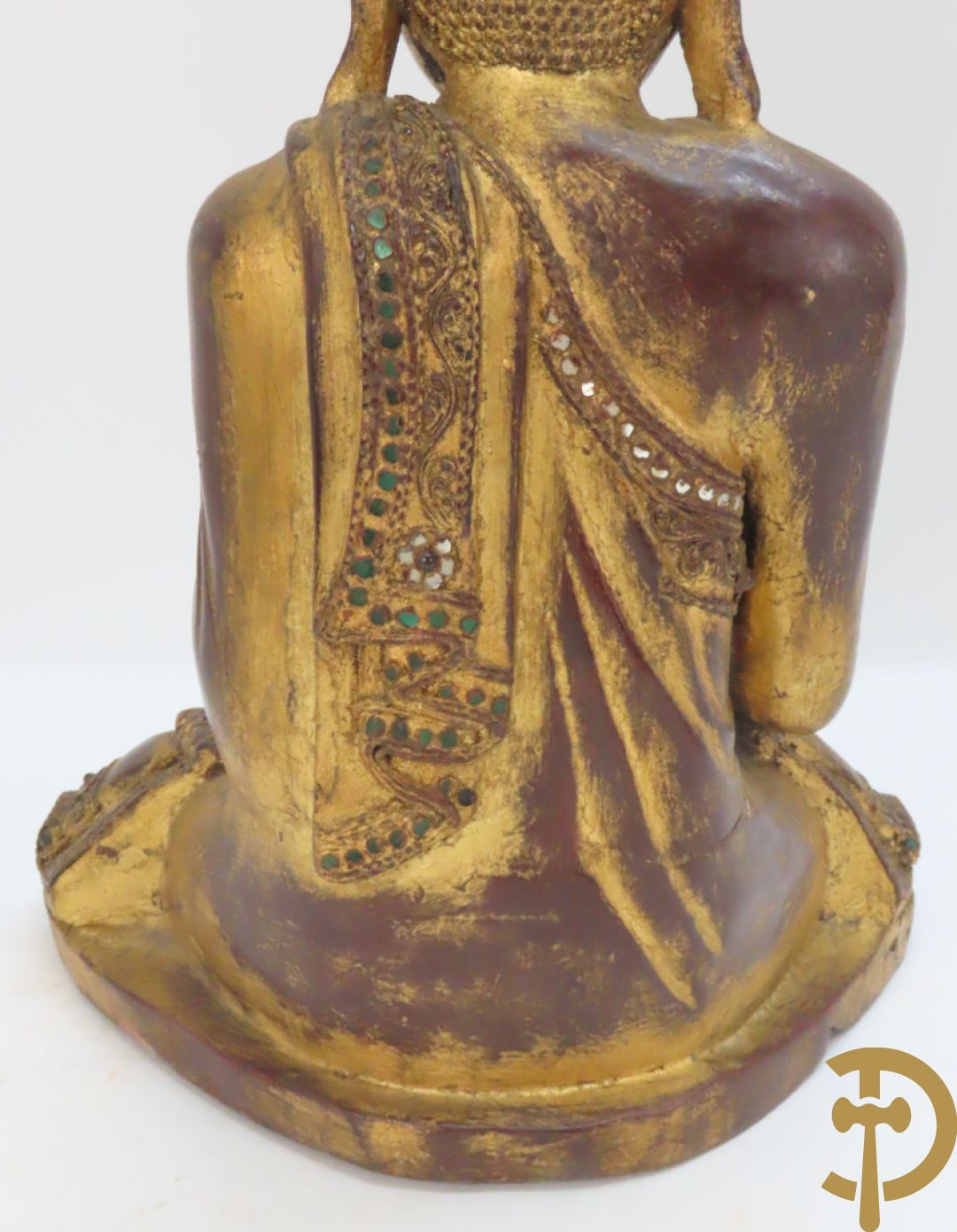 Grote staande vergulde houtgesculpteerde boedha +vergulde  zittende houten boedha met edelsteentjes