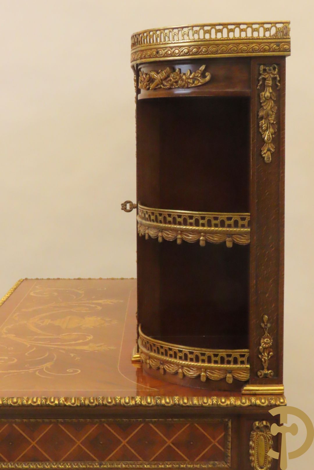 Notelaren tweedelig  kabinet met 2 lades en 2 deuren op hoge poten, gemarketteerd en bezet met bronsbeslag