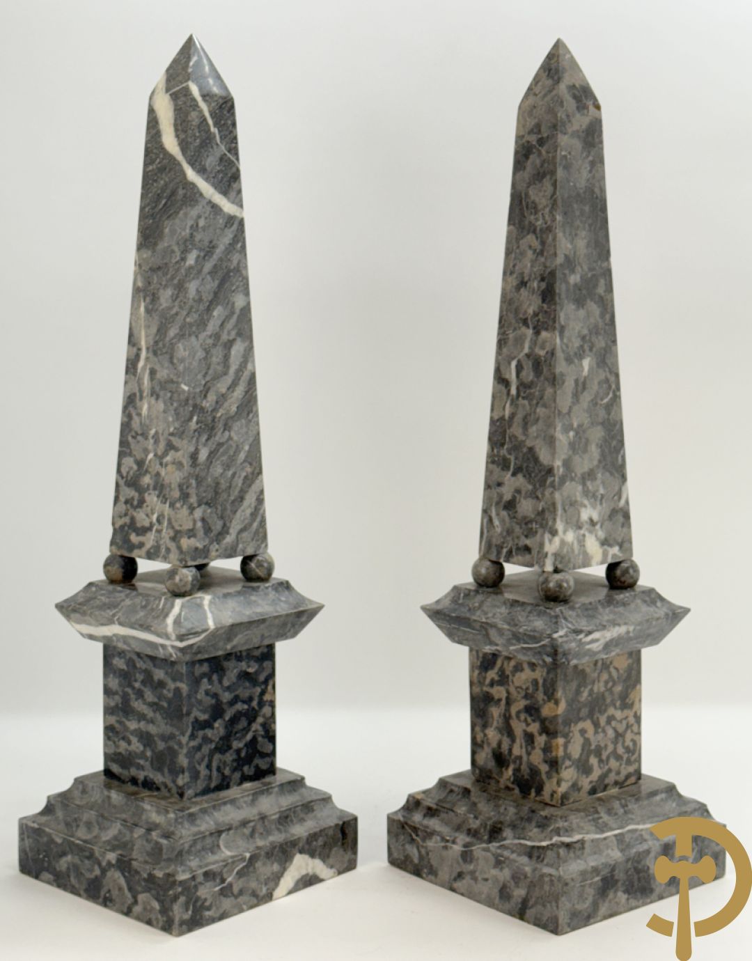Paar marmeren obelisken