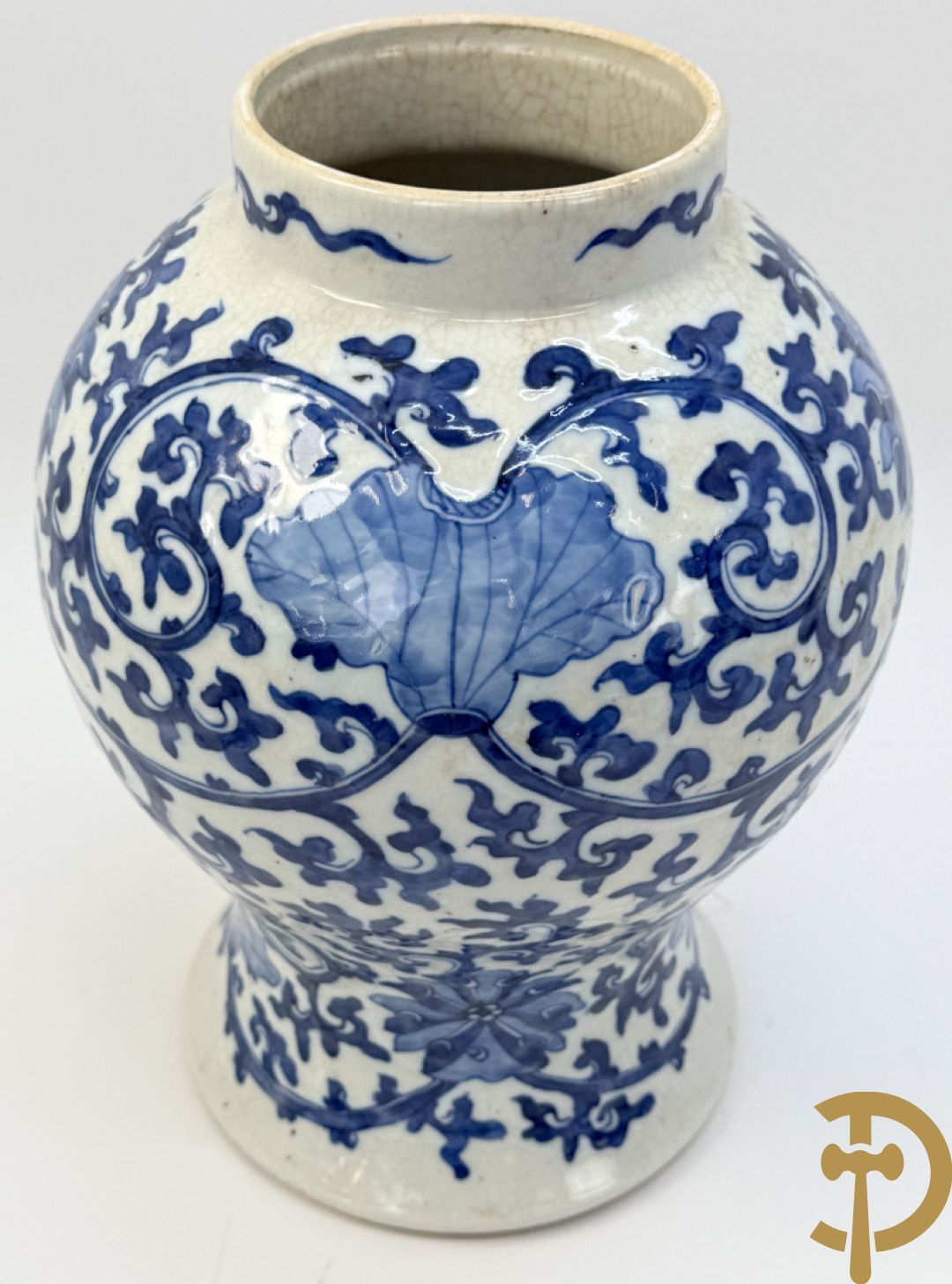 Paar Chinese dekselpotiches in blauw wit porselein met bloemendecor en accanthusranken
