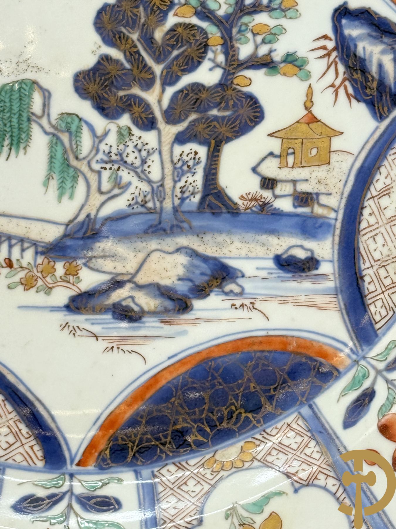 Chinees porseleinen Imari bord met landschapsdecor en bloemen