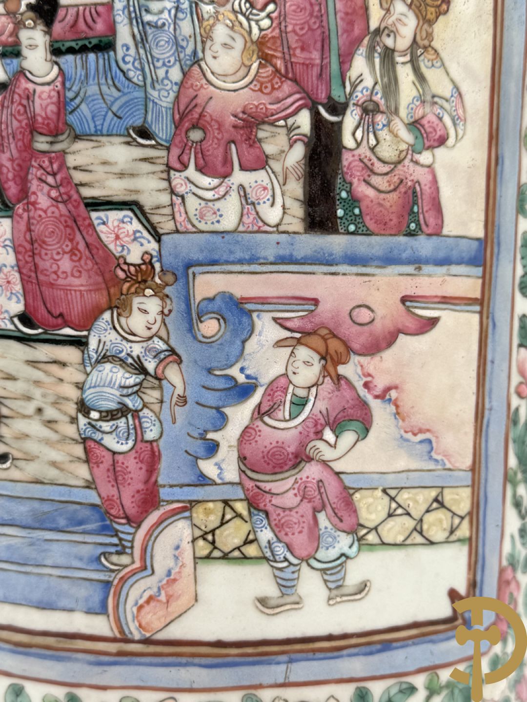 Chinese porseleinen vaas met geanimeerd decor en fond van bloemen, Kanton 19e