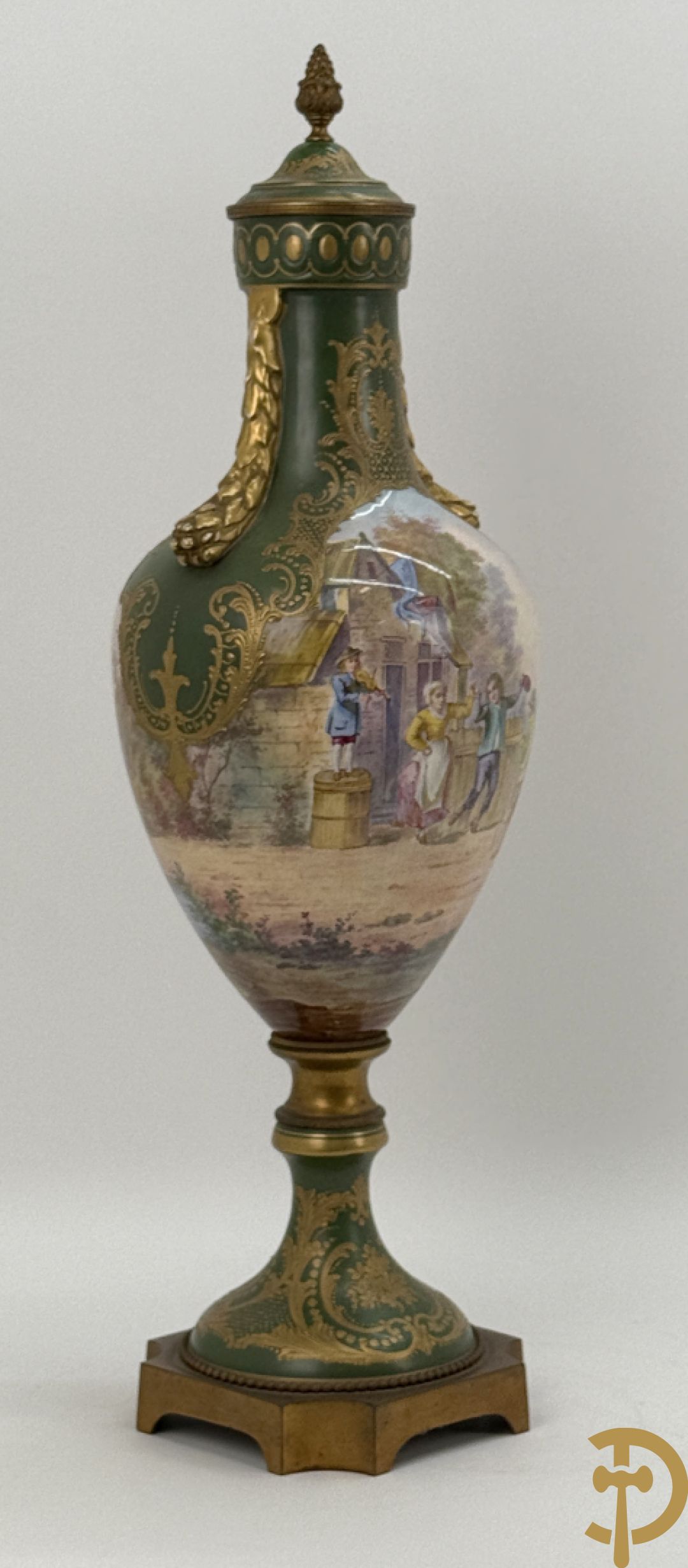 Porseleinen driedelige Sèvres cassolettes met decor van muciserende en dansende personages op groene fond, Aly getekend, gemerkt Sèvres