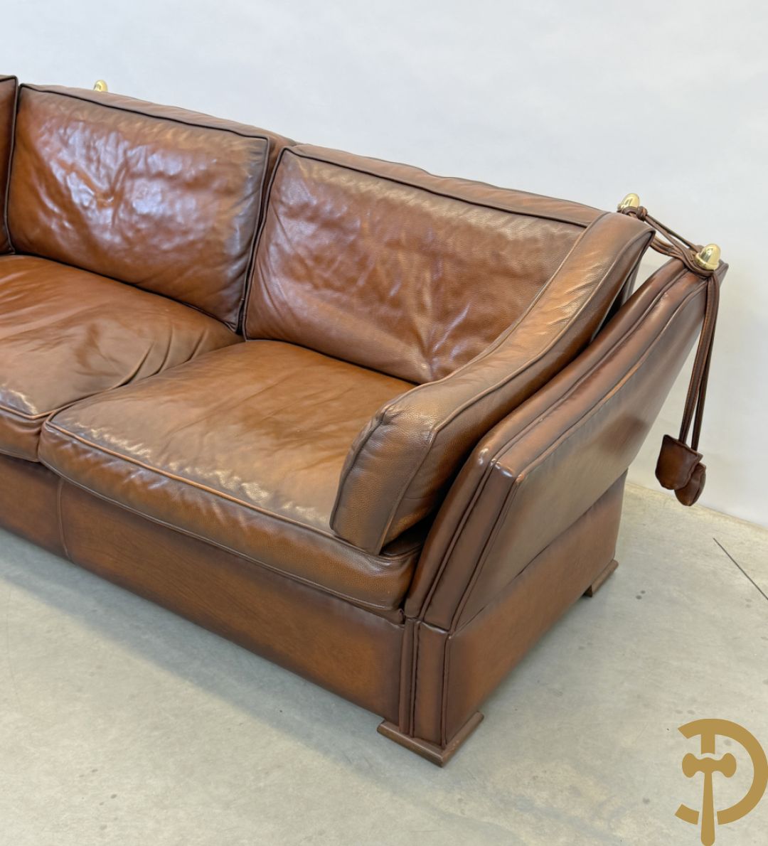 Bruin lederen canapé met kantelbare zijkanten en koperen denappels