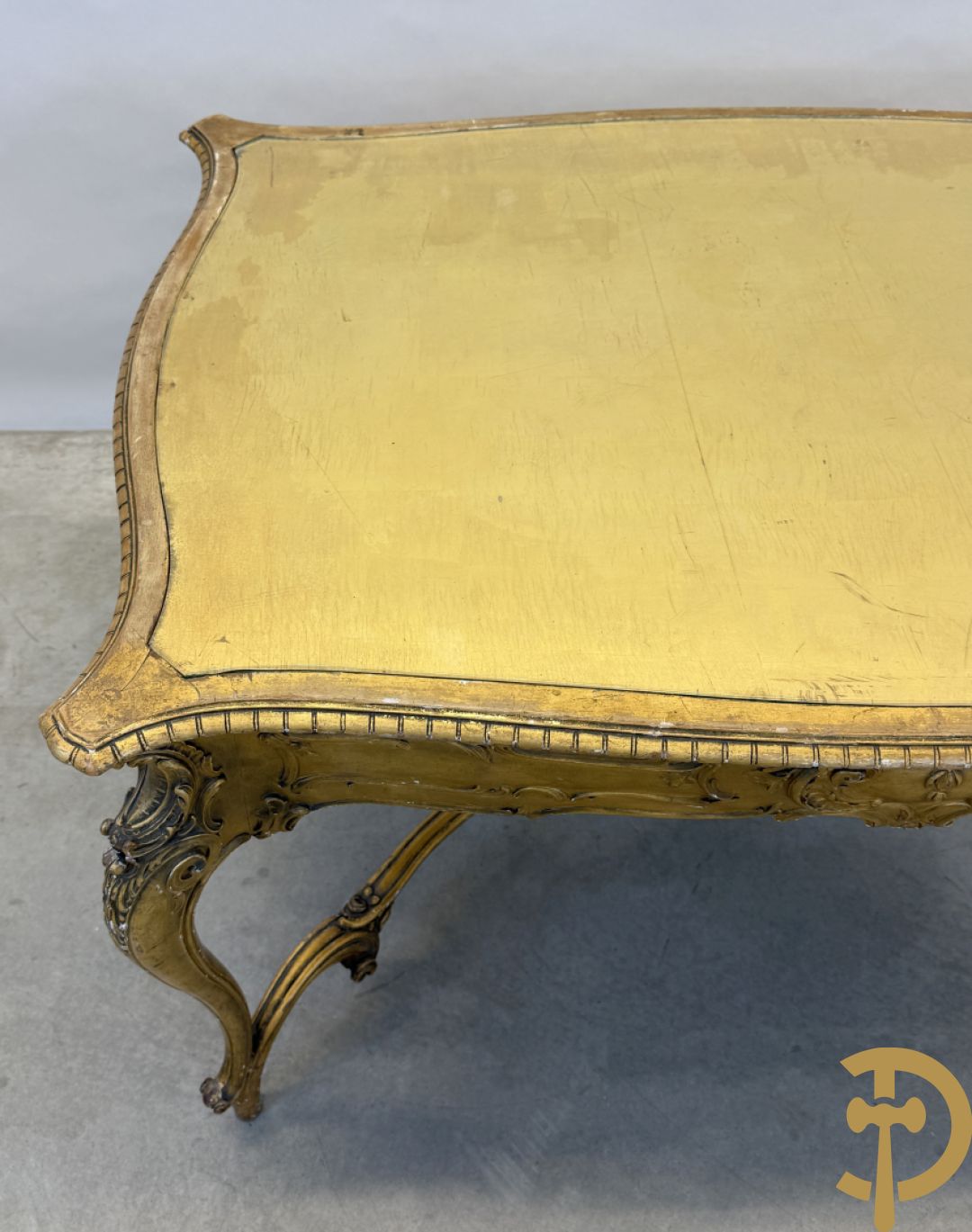 Vergulde tafel met rocailles en geslepen glazen blad op voluutvormige poten, Louis XV stijl