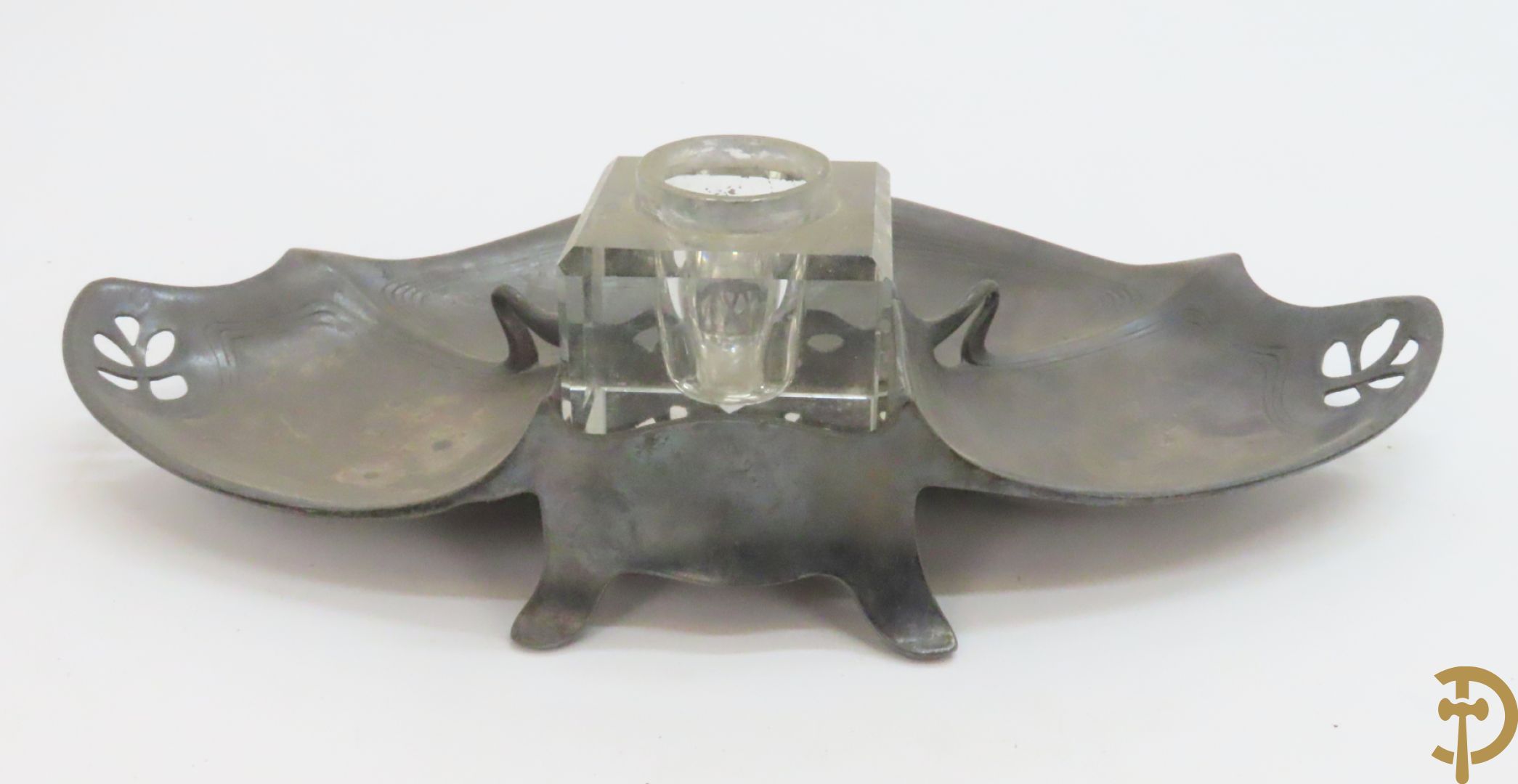 Verzilverde vaas met vogeldecor, Kayser gemerkt + 3 tinnen Art Deco vaasjes w.o. 1 gemerkt Hering + tinnen Art Deco inktstel