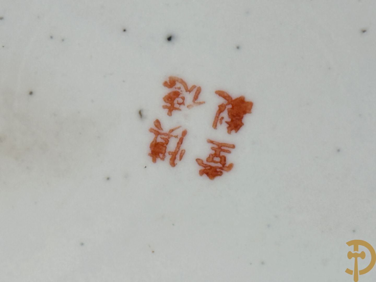 Paar Chinese porseleinen vazen met bloemen- en vogeldecor, achteraan getekend