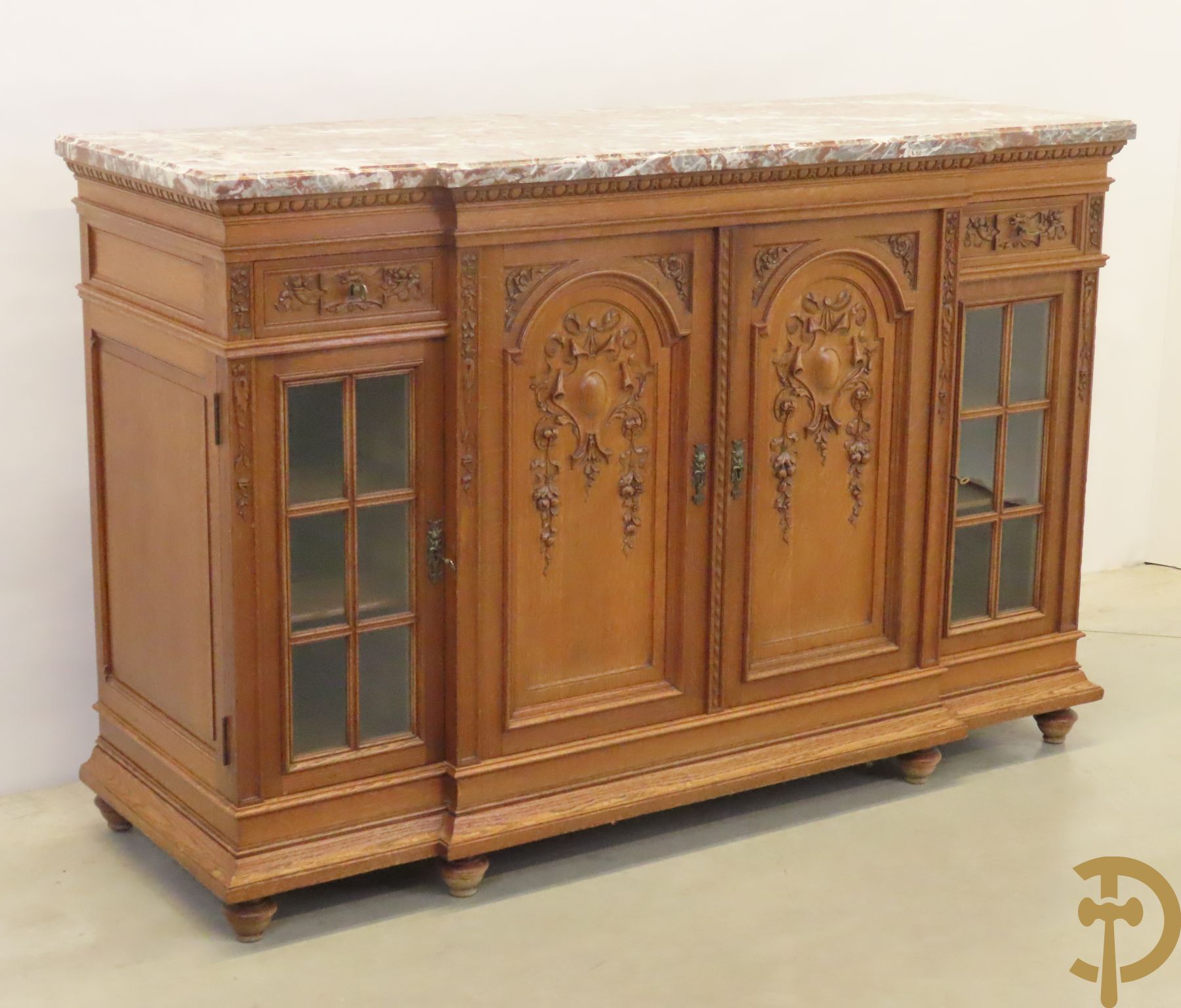 Massief eiken dressoir met zijdelingse vitrines, midden 2 gesculpteerde deuren met accanthusranken en bloemen, boven met 2 lades en marmeren blad, °1900