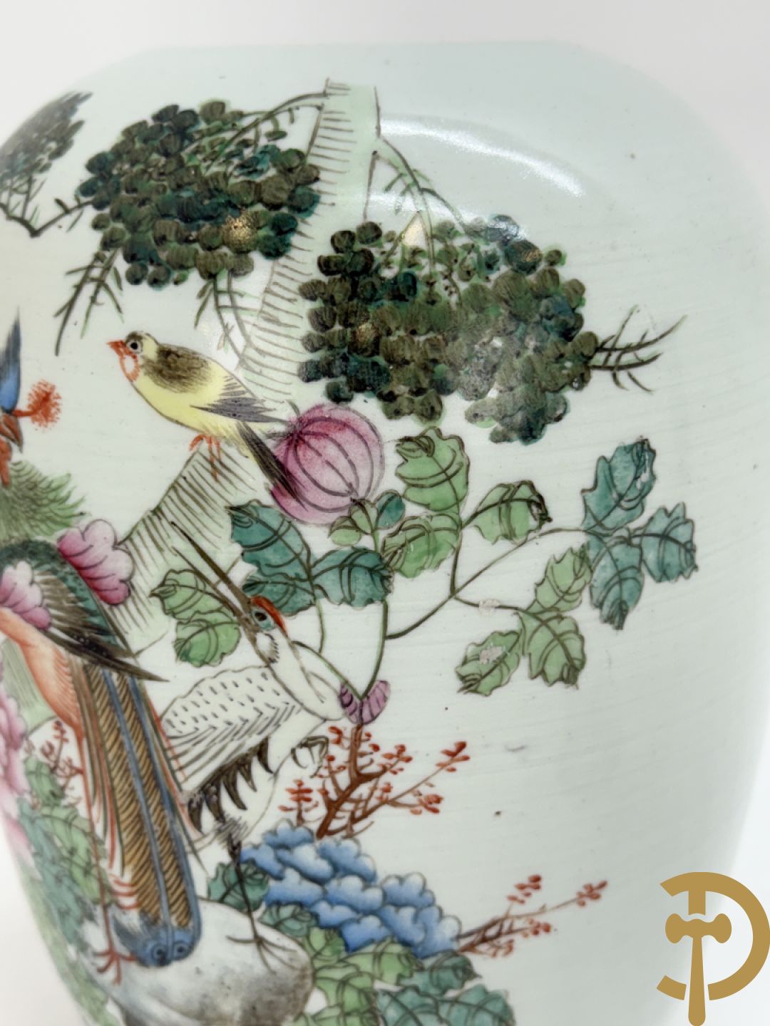 Drie Chinese porseleinen dekselpotiches met vogel- en bloemendecor