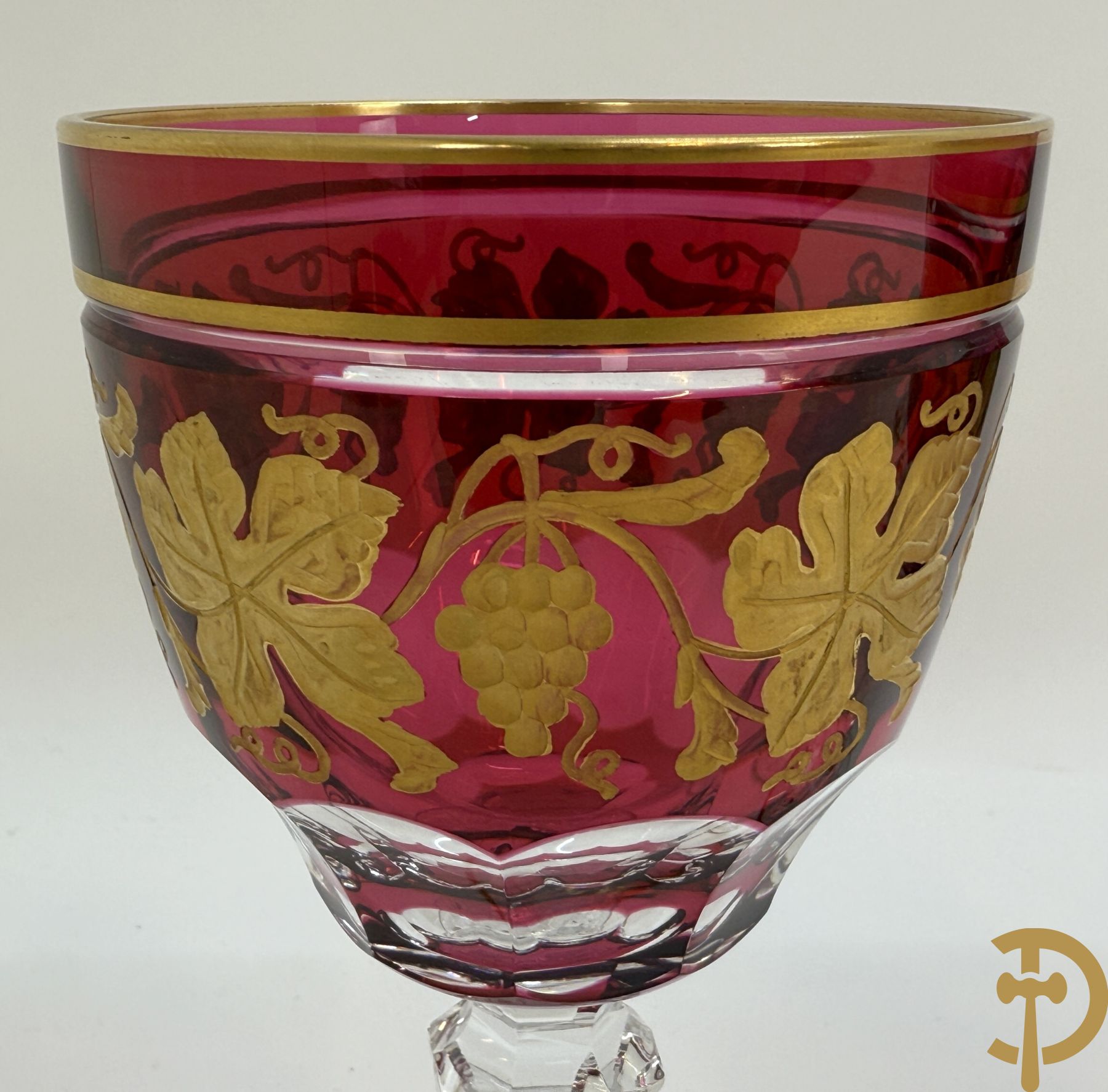 Acht rode handgeslepen Val-Saint-Lambert glazen met verguld decor van accanthusranken en druivenranken