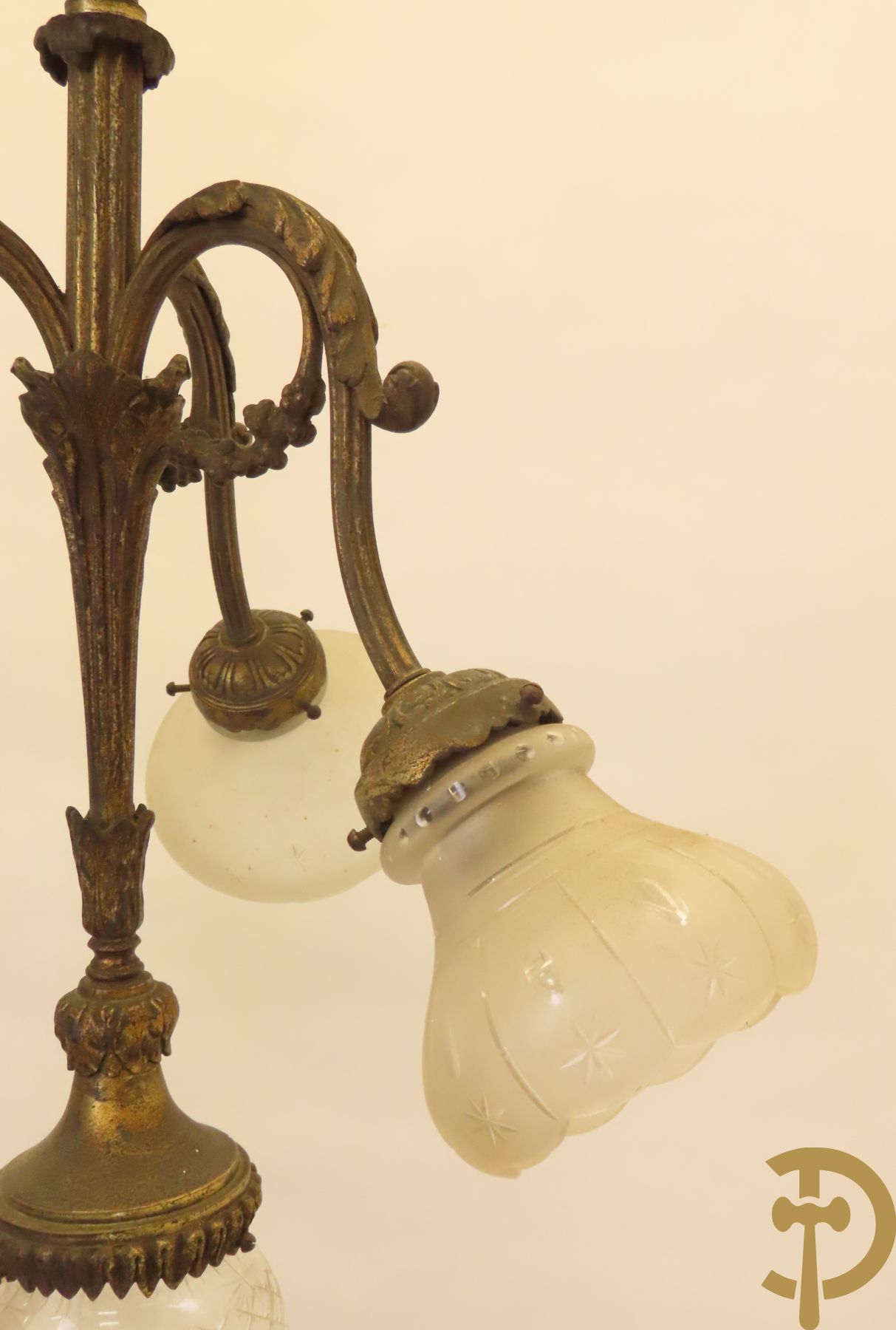 Paar bronzen vierarmige luchters met accanthusranken