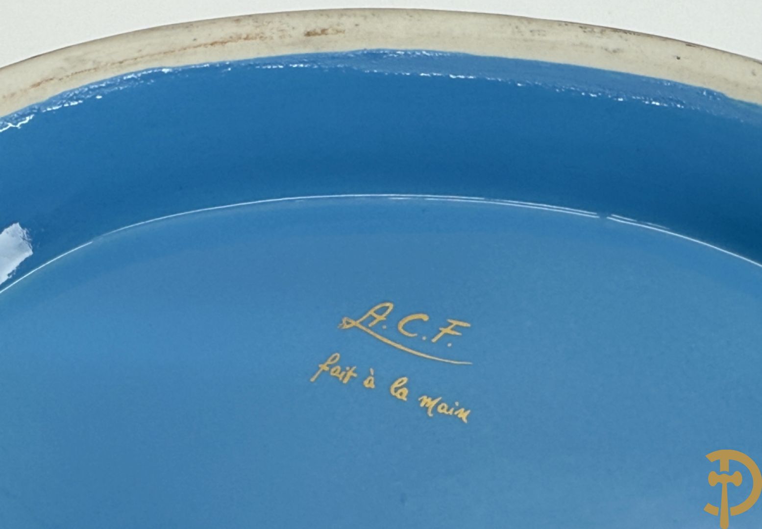 Hemelsblauwe dekselcoupe met decor van romantisch tafereel en bronzen ornamenten op onderschaal, ACF gemerkt