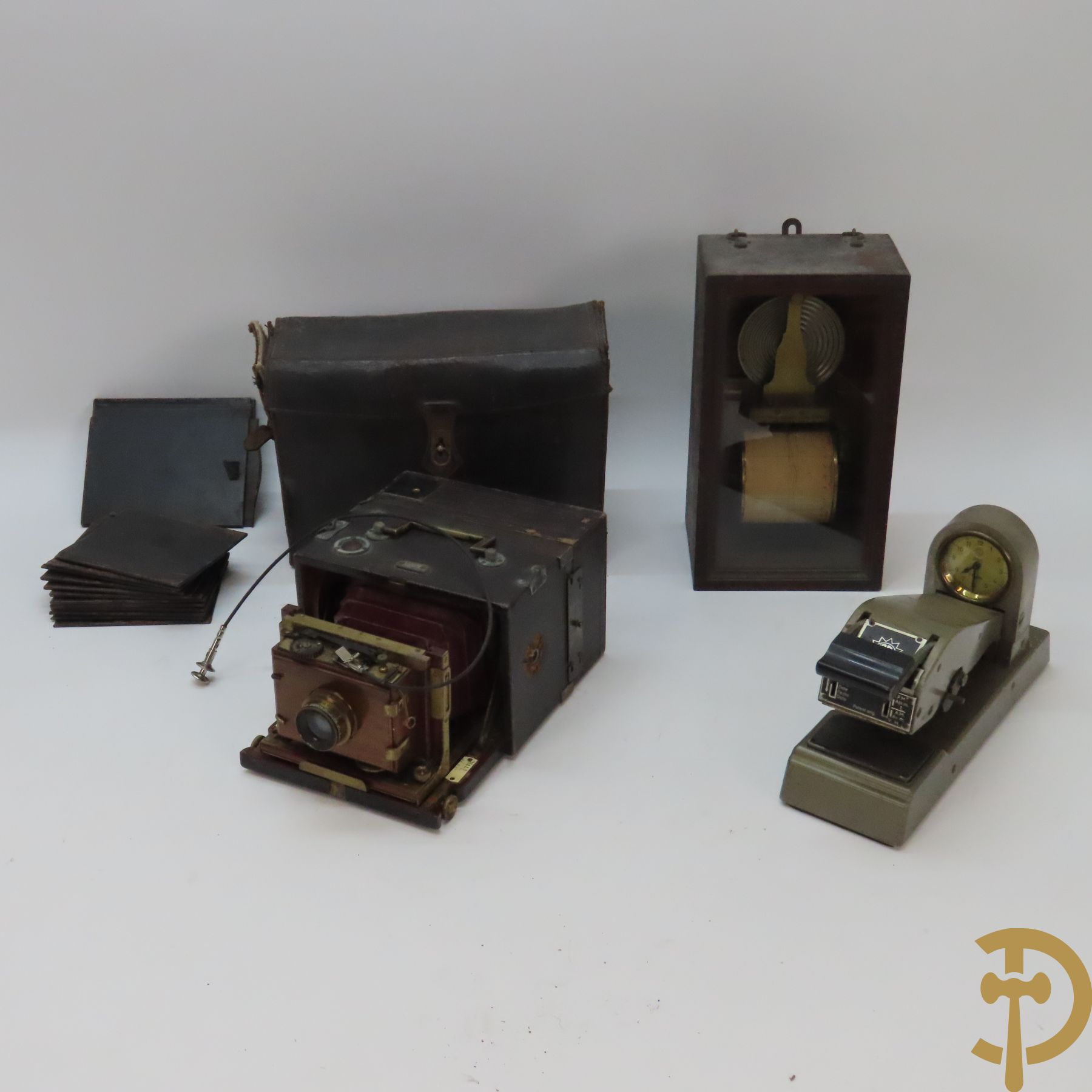 Barograaf in houten kist + oude uitschuifbare kodak in kist + stempelmachine met uurwerk, Erfo