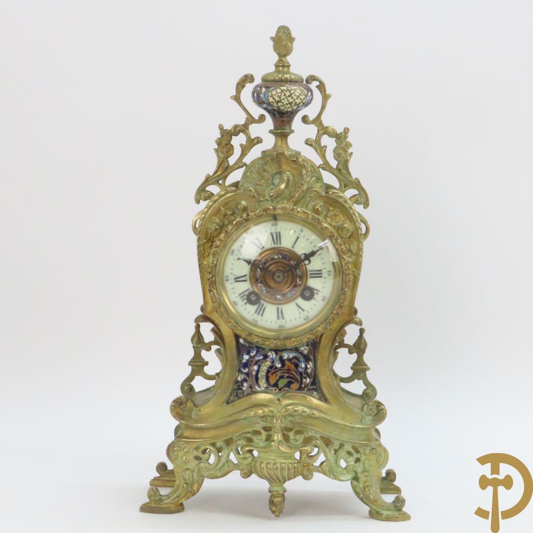 Bronzen pendule, Louis XV stijl, bezet met email, Champlève decor