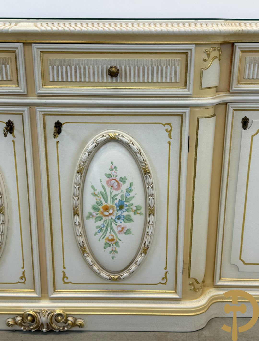 Italiaanse eetkamer met beschilderd bloemenmotief bestaande uit vierdeursdressoir met beschilderde bloemenmotieven, accanthusranken en glazen blad, tafel op gesculpteerde poten en 6 stoelen