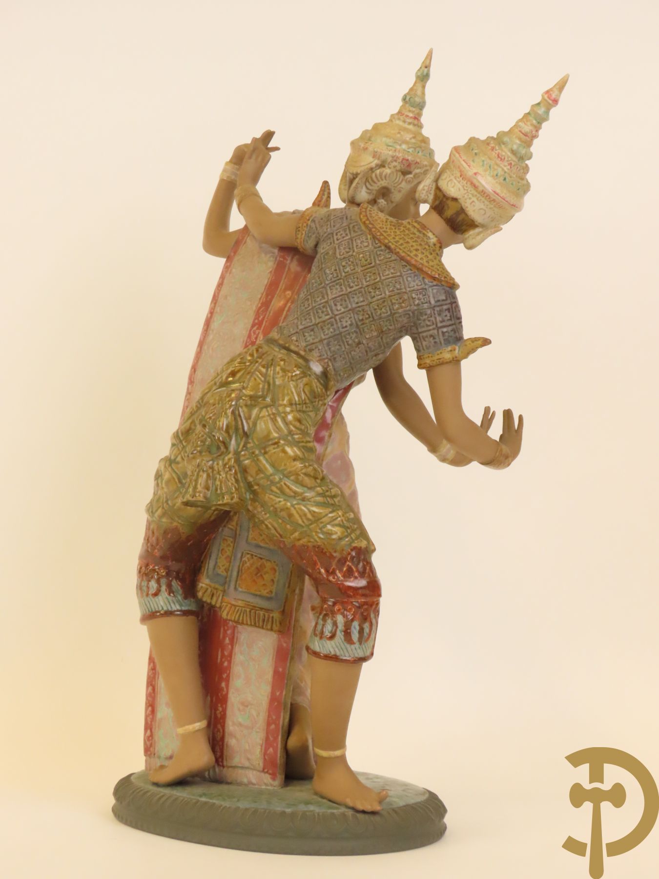 Thaise danseres met jongeman in keramiek, onderaan gemerkt Lladro