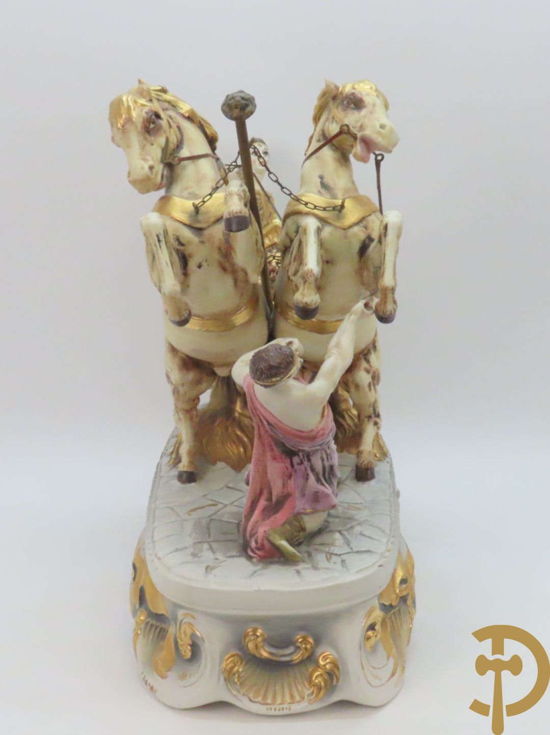 Beeld van strijdwagen met steigerende paarden 