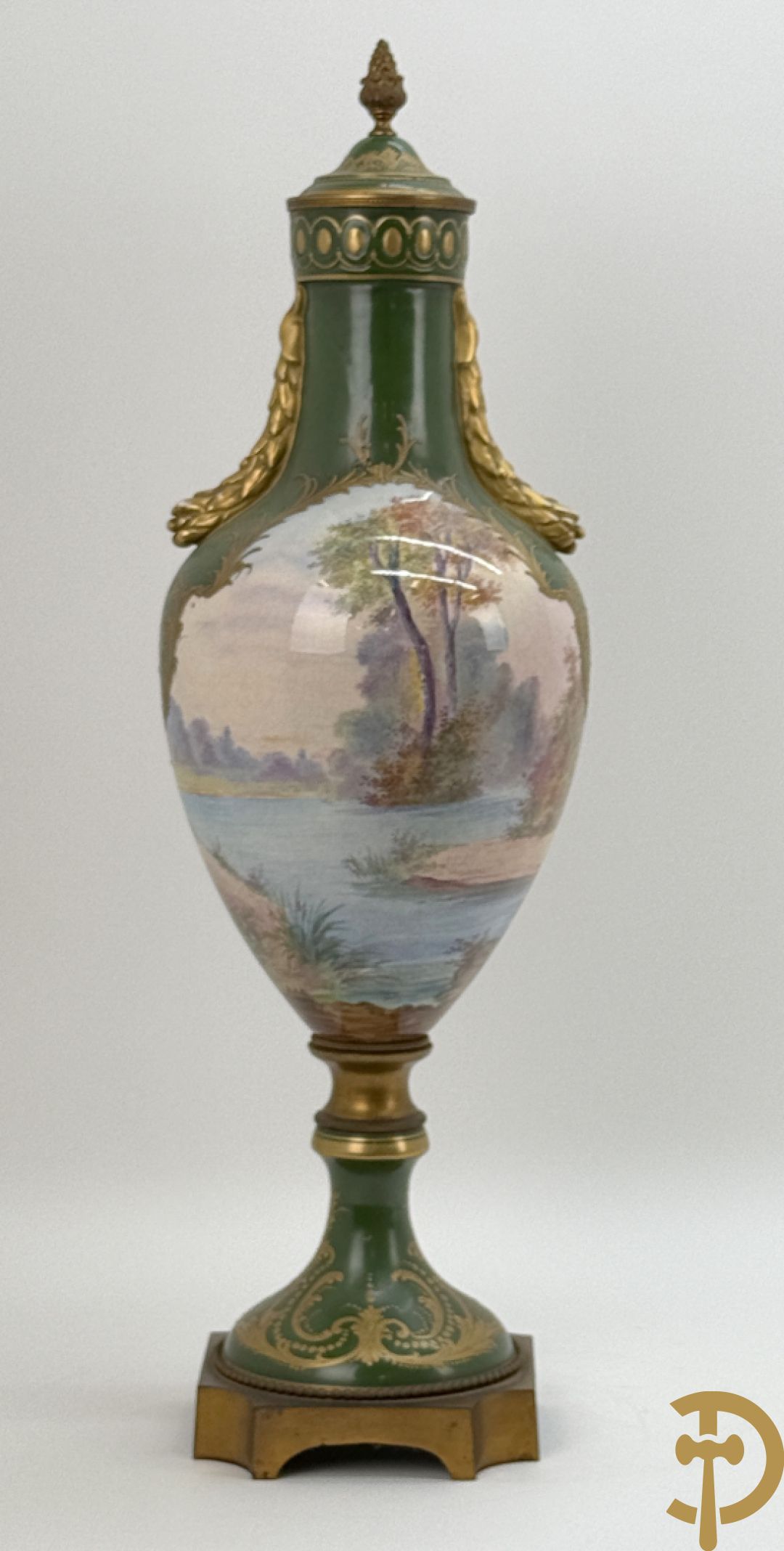 Porseleinen driedelige Sèvres cassolettes met decor van muciserende en dansende personages op groene fond, Aly getekend, gemerkt Sèvres