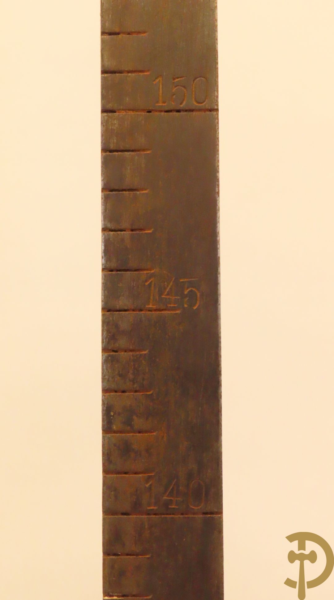 Oude metalen doktersweegschaal met meetlat