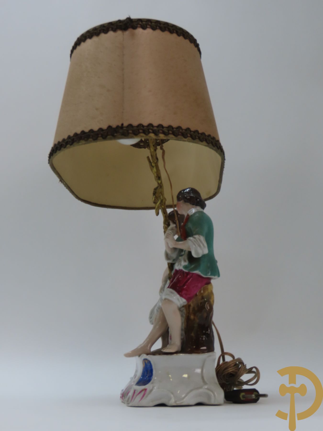 Porseleinen koppel op voluutvormige sokkel met bronzen lichtpunt op gemonteerd
