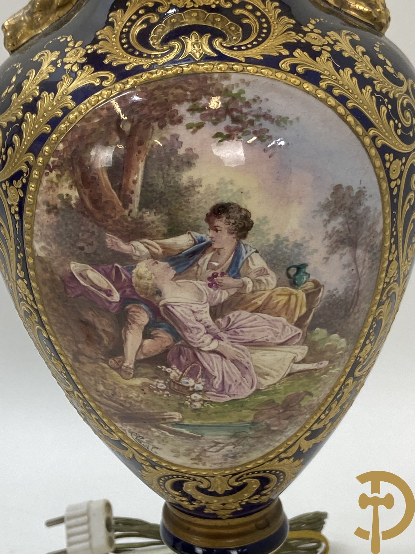 Paar kobaltblauwe porseleinen vazen met dubbel motief als lampadaire