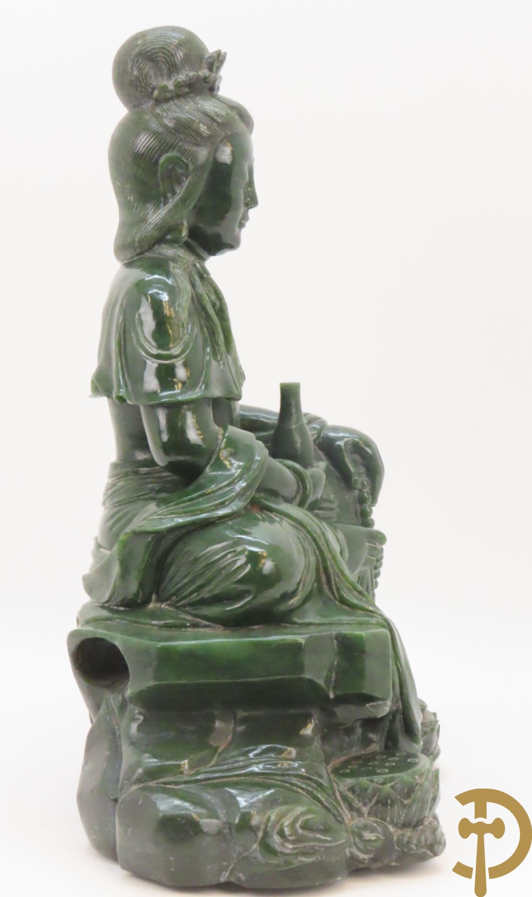 Handgesculpteerde geisha met flesje in de hand in groene jade