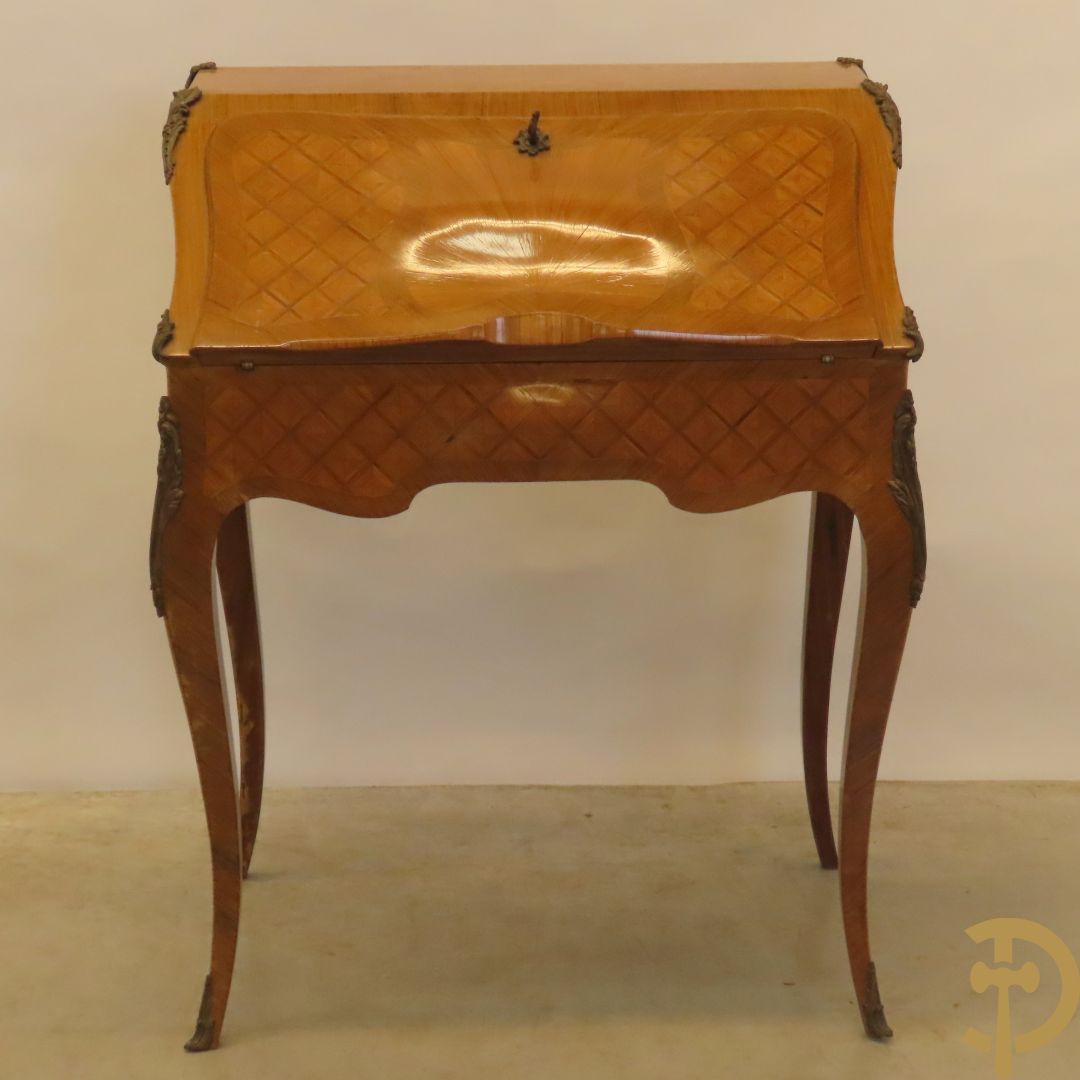 Notelaren damesklapsecretaire met parkettage en zonnestraalfineer, bezet met bronsbeslag - op voluutvormige poten