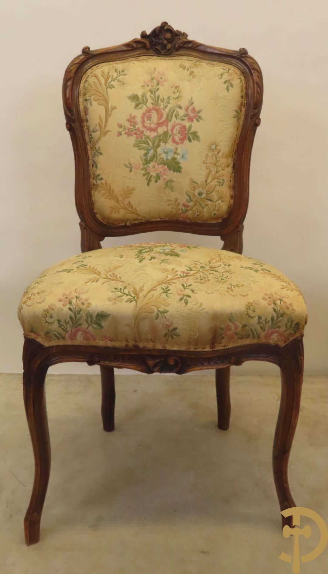 Vijfdelig Louis XV salonensemble in beuk bestaande uit tweezit, 2 armzetels en 2 stoelen