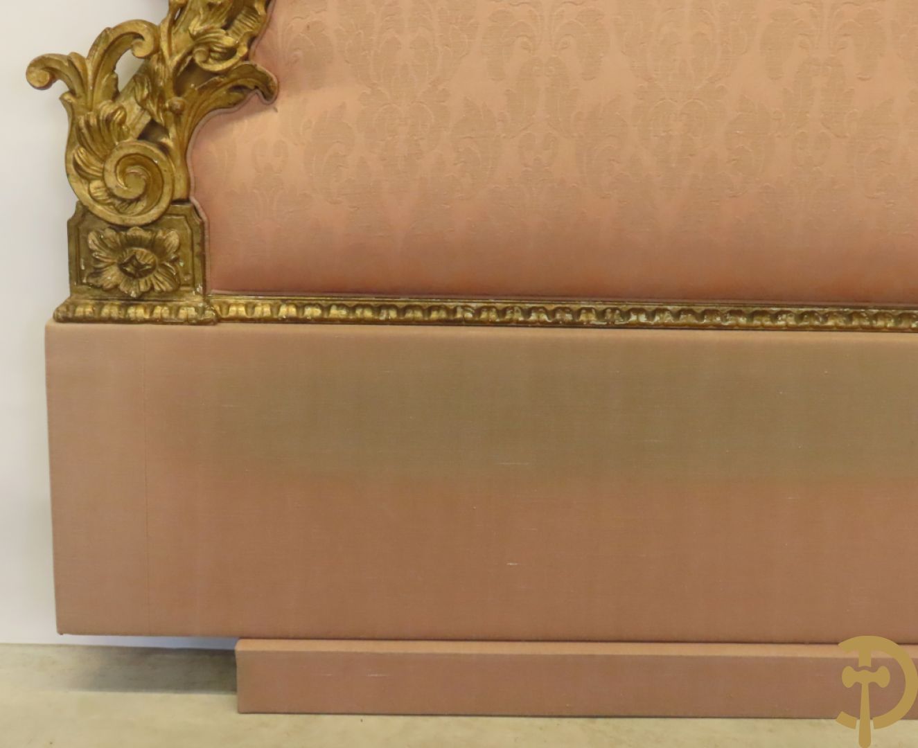 Verguld hoofdeinde van een bed met houten gesculpteerde accanthus- en bloemenranken