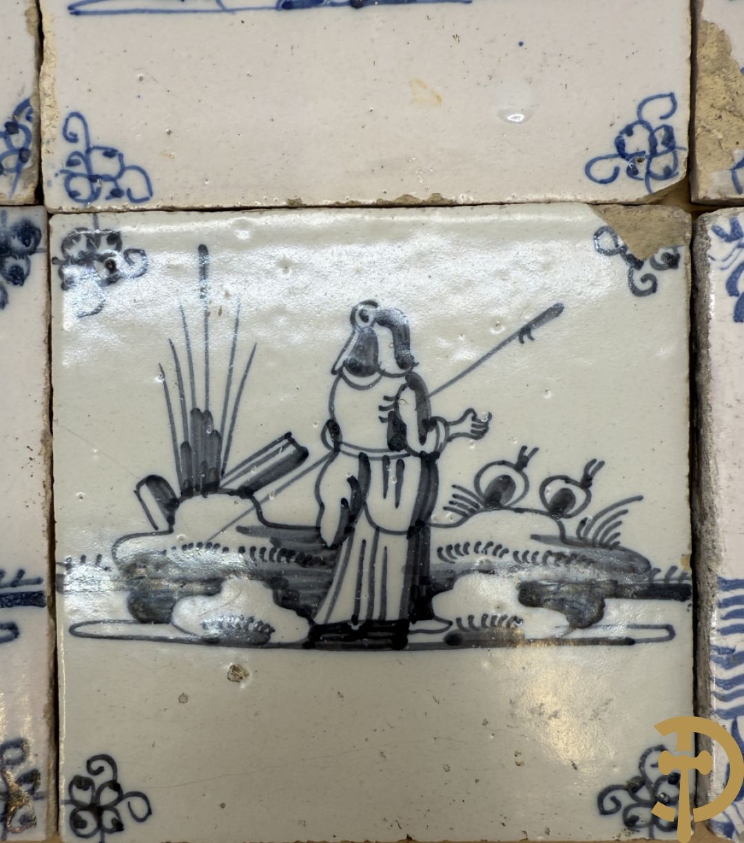 Negen Delftse tegeltjes met geanimeerd decor (6 stuks) en landschappen (3 stuks)