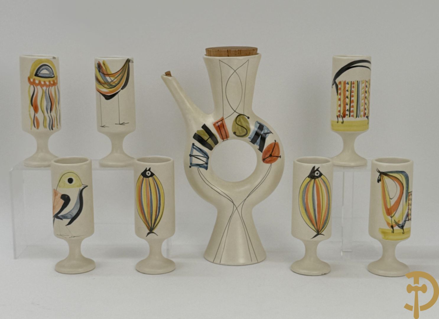 Whisky schenkvaas en 7 keramieken bekers met verschillende decors, Capron Vallauris