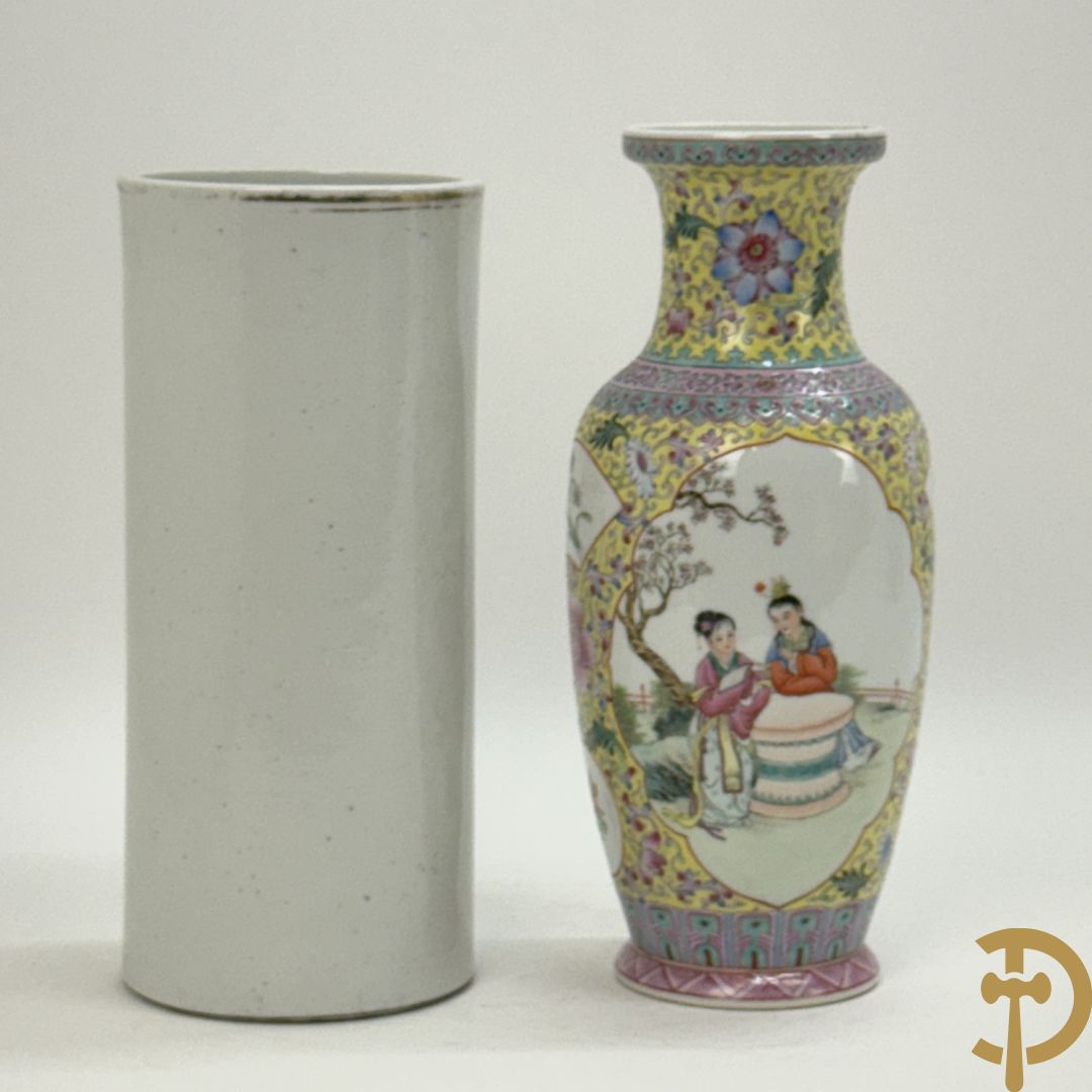 Chinese porseleinen rolvaas met damesdecor, getekend + Chinese porseleinen republieksvaas met damesdecor