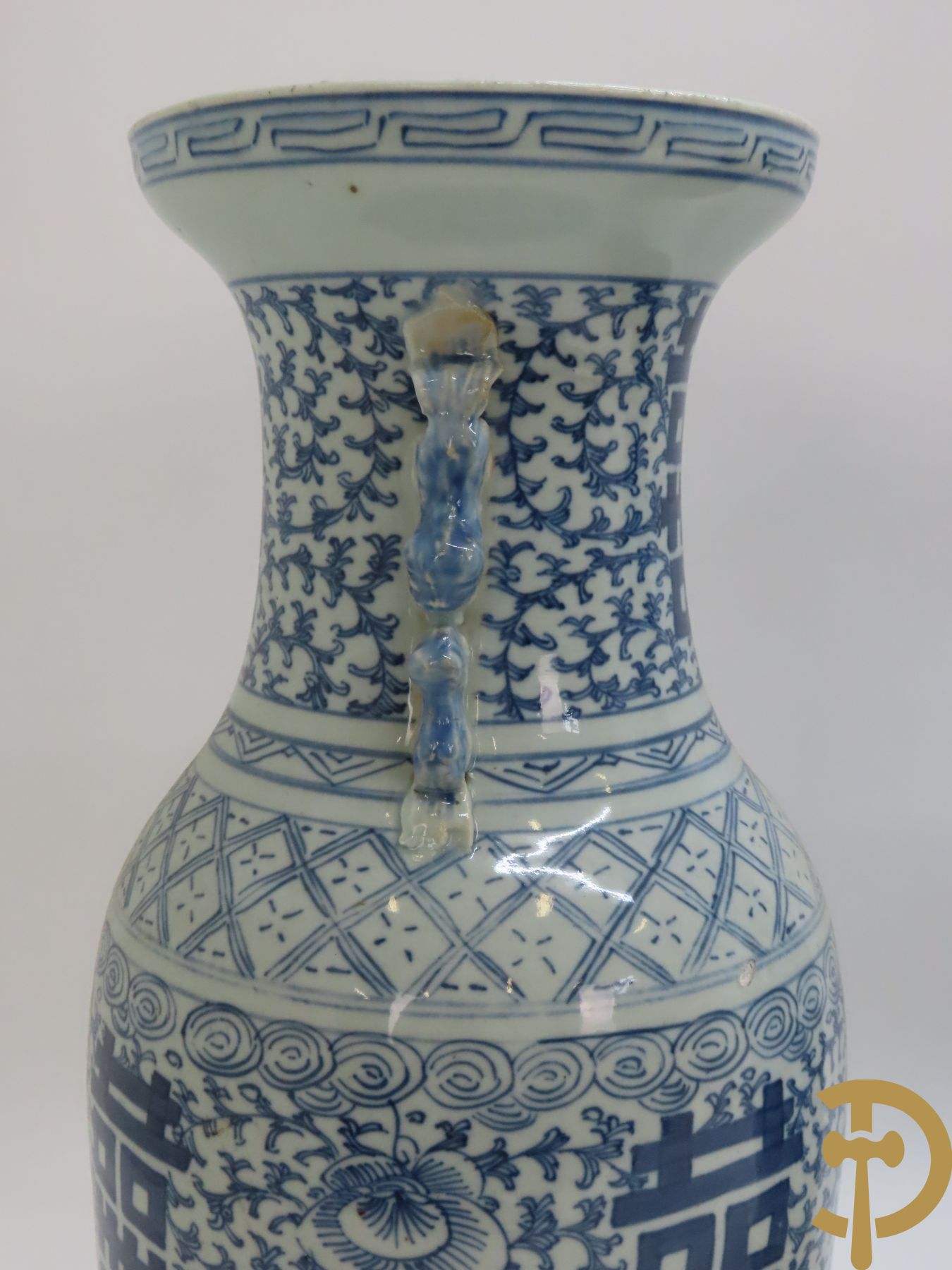 Twee Chinese porseleinen vazen met blauw/wit decor en Chinese tekens