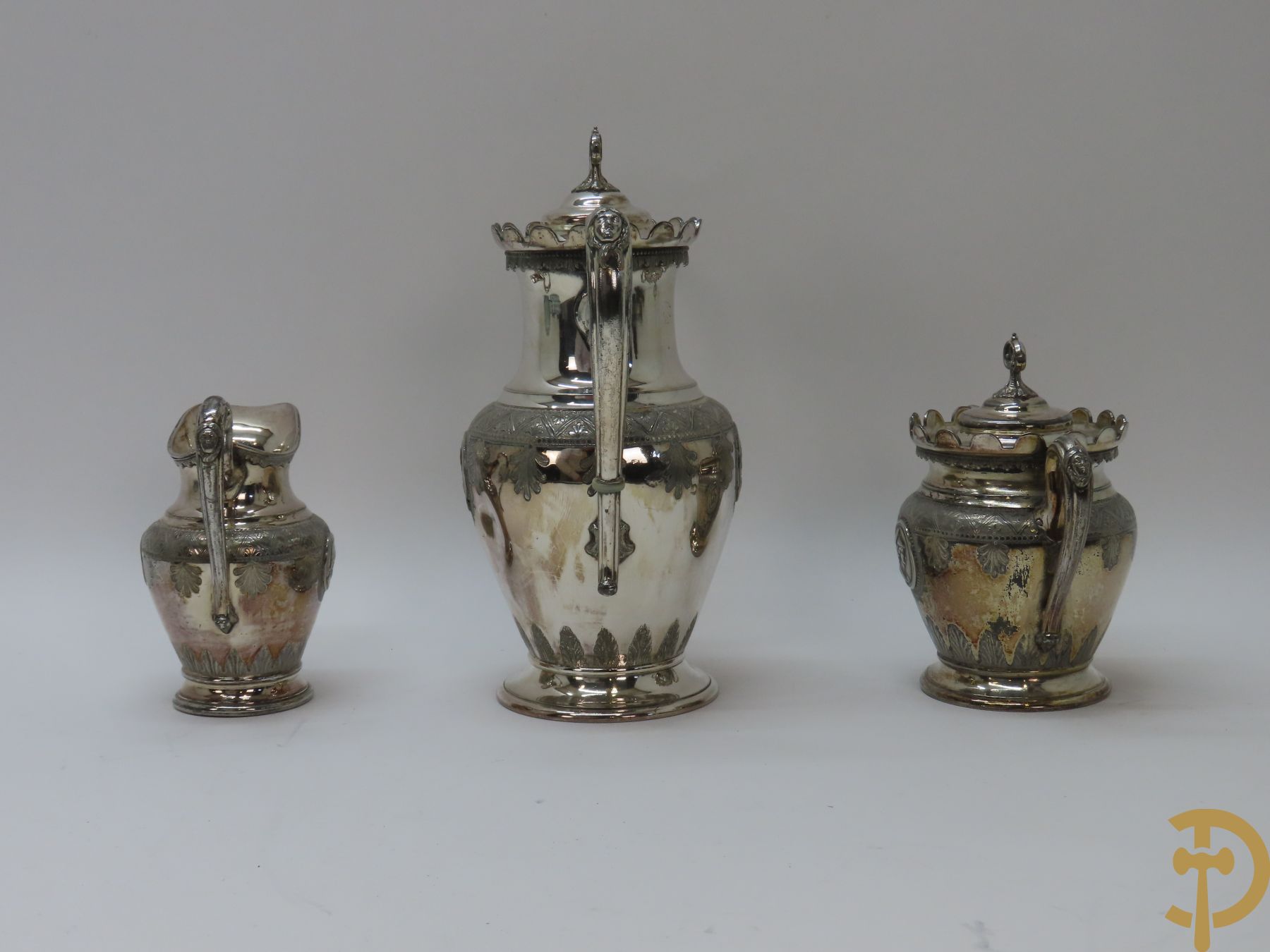 Verzilverd koffiestel MFD & Plated by Reed & Barton 2046 bestaande uit koffiekan, melkkan en suikerpot met ovale medaillons + verzilverde coupe met eekhoorn en rocaille + verzilverde coupe met glas + Verzilverde schenkkan met houten handvat