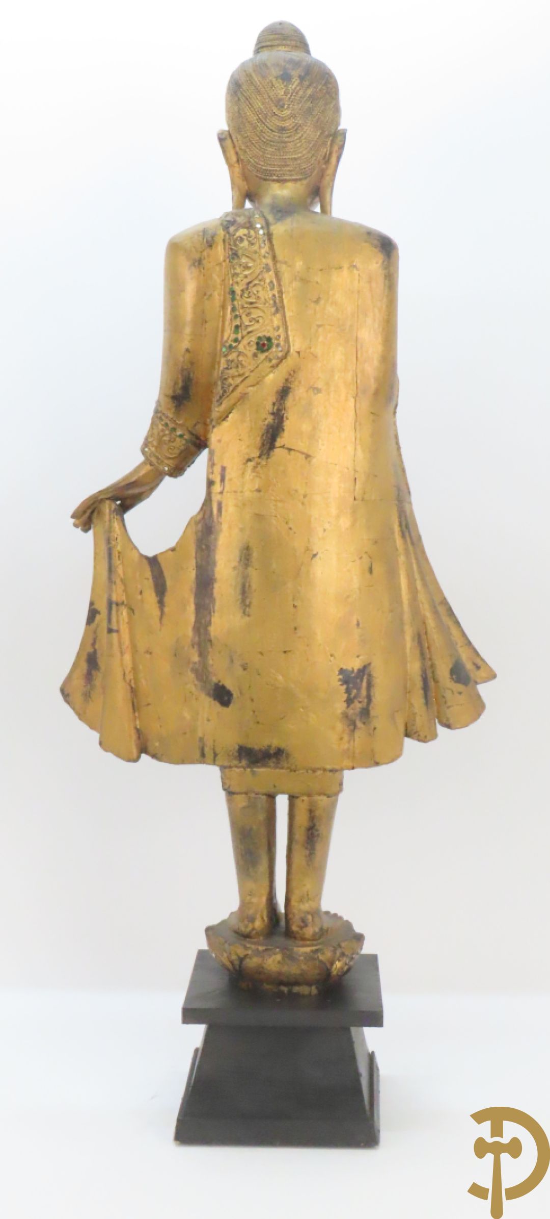 Grote staande vergulde houtgesculpteerde boedha +vergulde  zittende houten boedha met edelsteentjes