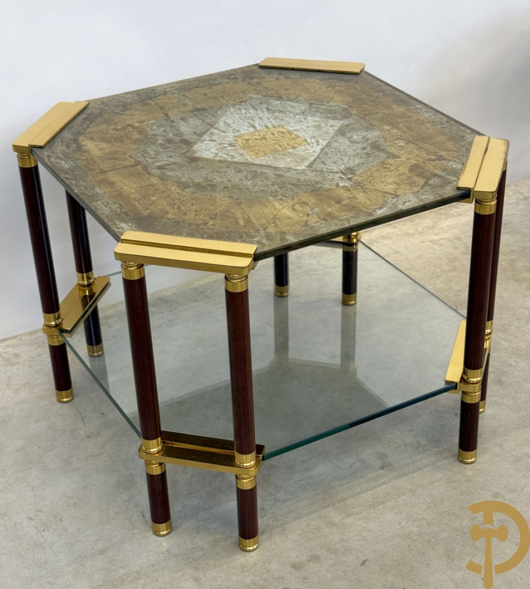 Vintage salontafel met geslepen glazen blad met bladgoud bewerkt op koperen voeten, Meersman Lucas getekend + 2 sidetables met geslepen glazen blad met bladgoud bewerkt op koperen voet, Meersman Lucas getekend + bijhorende lampadaire