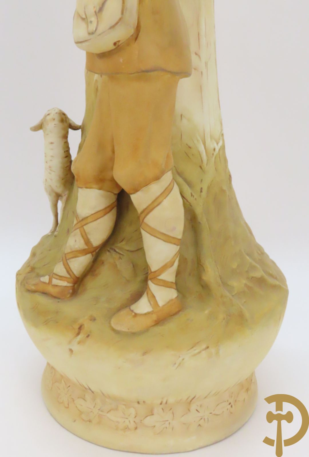 Paar Royal Dux vazen met herderpaar, gemerkt onderaan