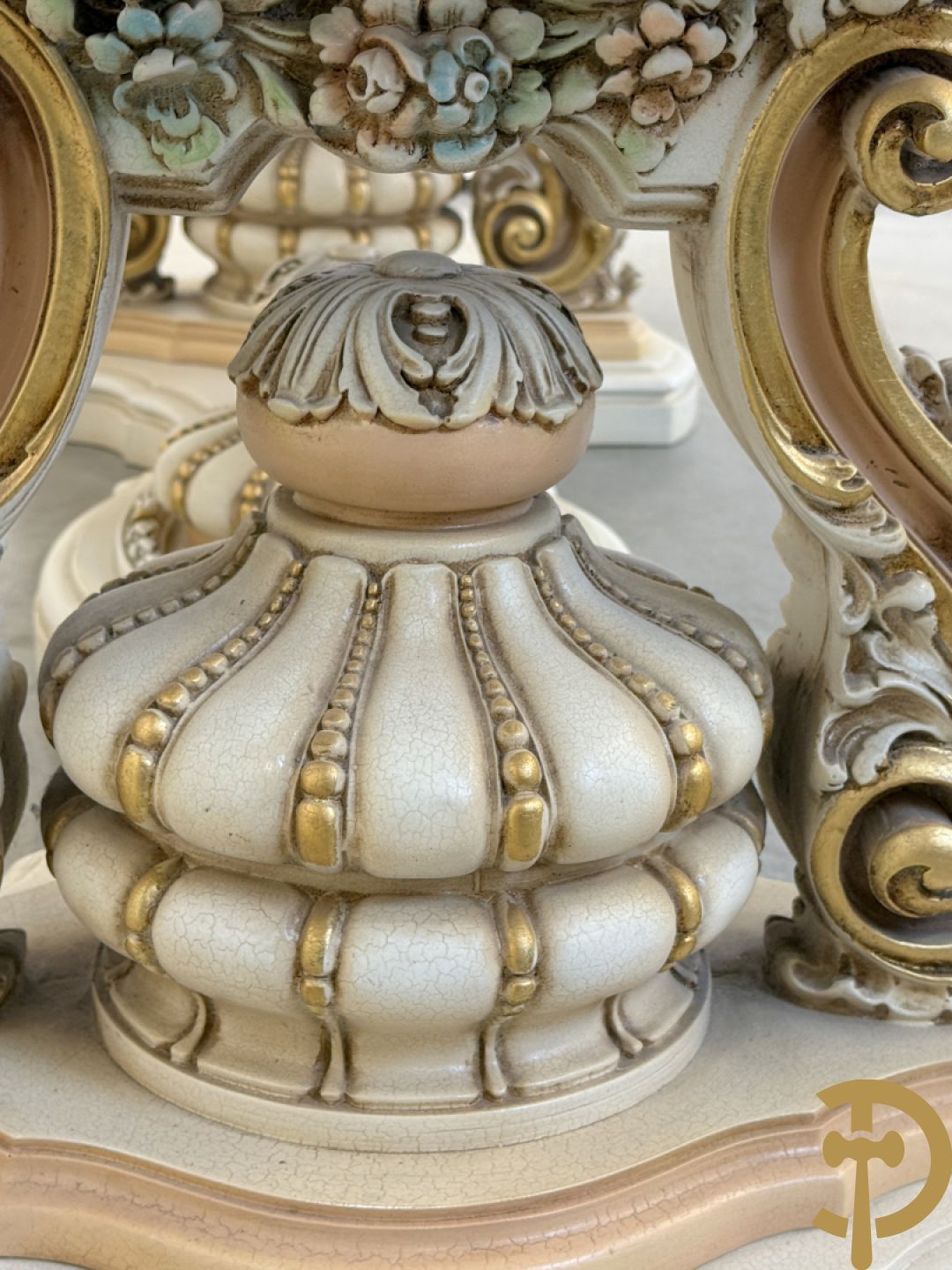 Italiaanse eetkamer met beschilderd bloemenmotief bestaande uit vierdeursdressoir met beschilderde bloemenmotieven, accanthusranken en glazen blad, tafel op gesculpteerde poten en 6 stoelen