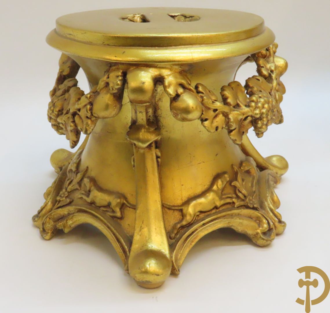 Twee vergulde sokkels met accanthusranken