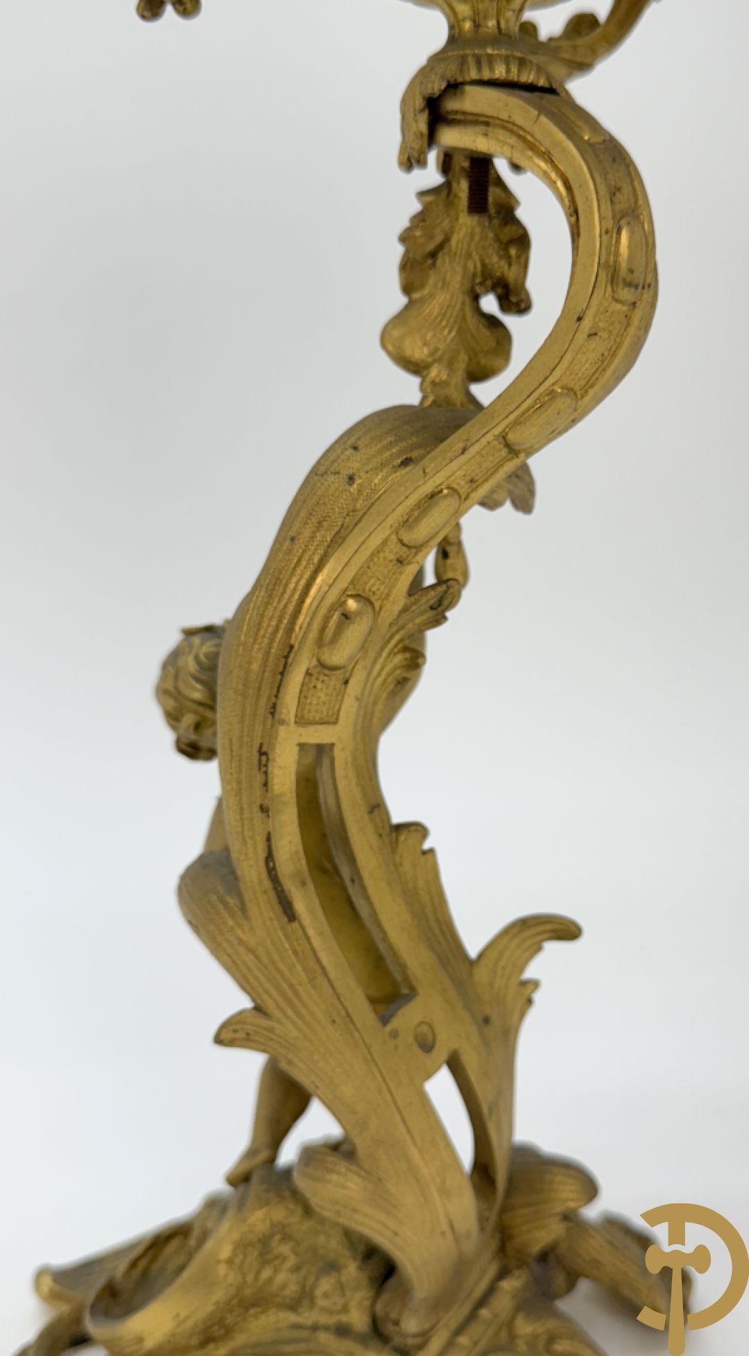 Driedelige vuurvergulde bronzen garnituur, Louis XV stijl, bestaande uit middenstuk met klok omgeven door musicerende cupido