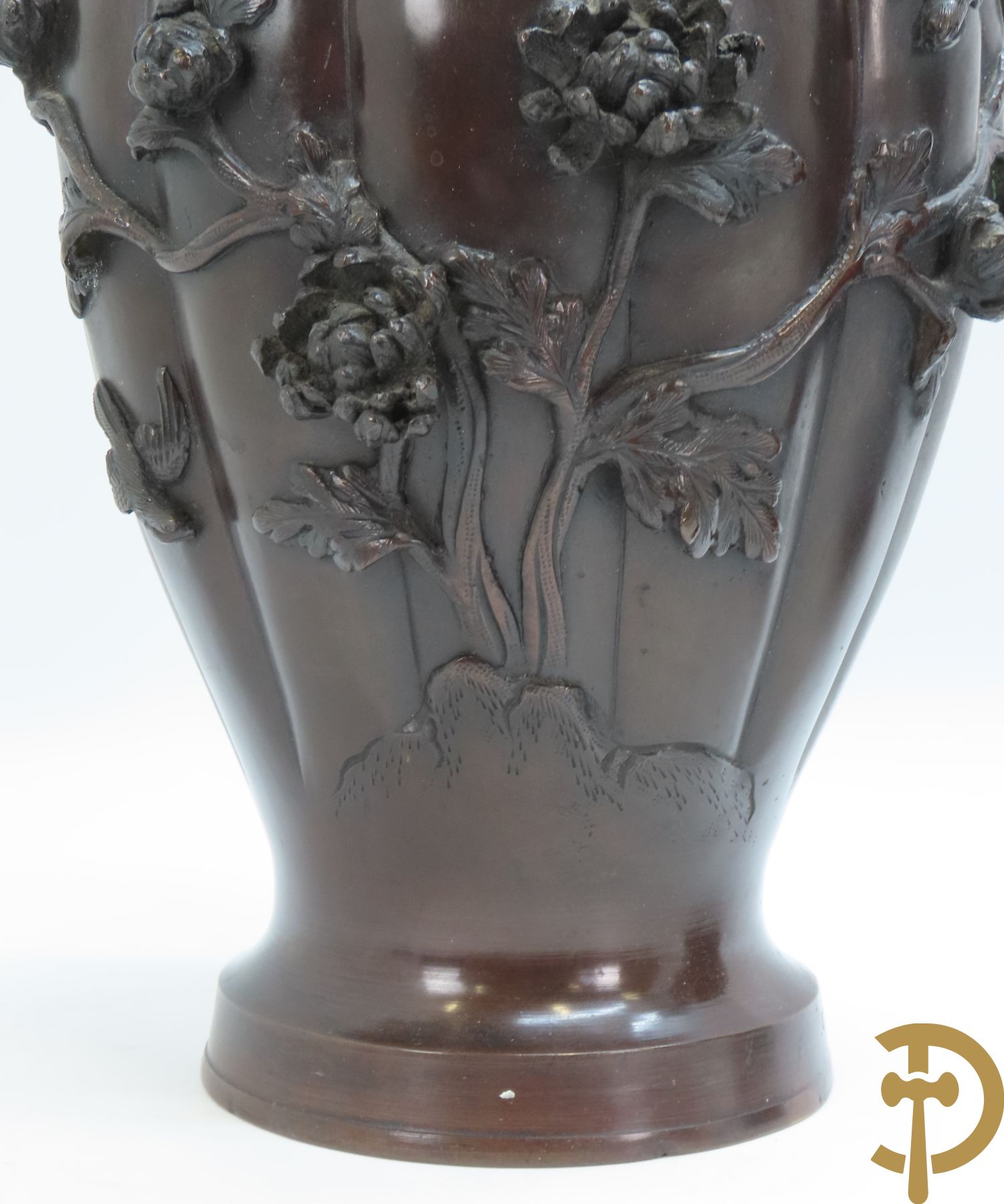 Paar Japanse bronzen gelobde vazen met bloemen- en vogeldecor