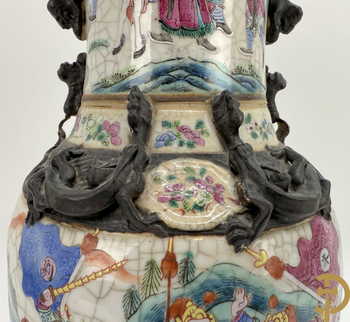 Paar Nankin vazen met dansende figuren en krijgertaferelen op houten sokkels