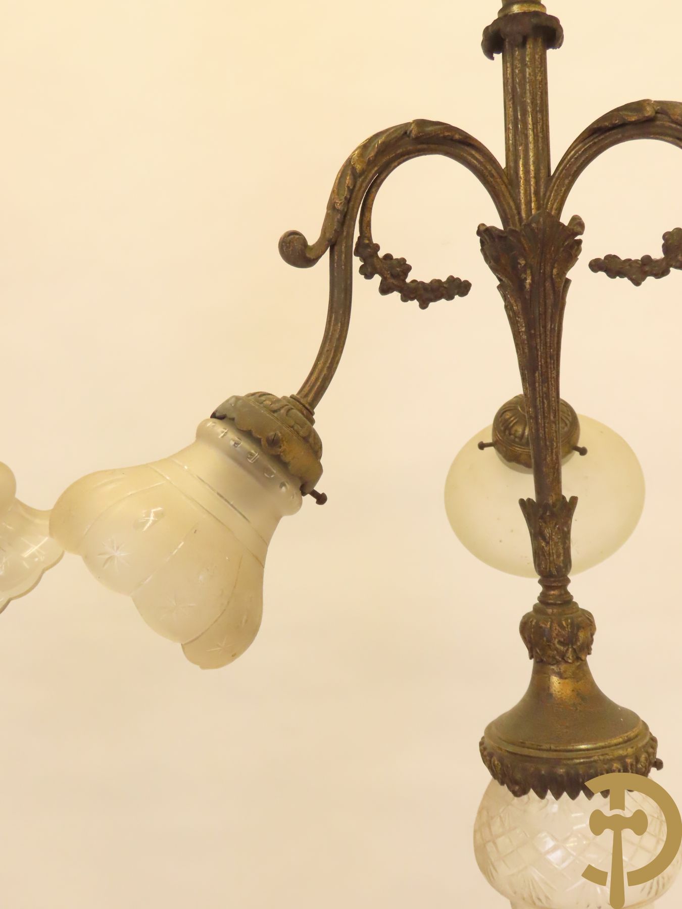 Paar bronzen vierarmige luchters met accanthusranken