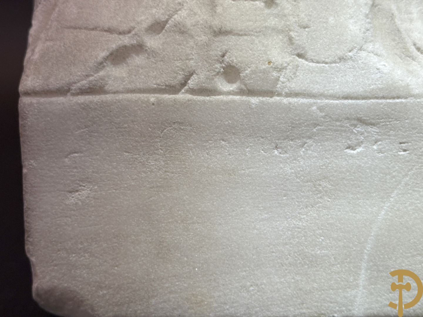 Onleesbaar getekend links achter 