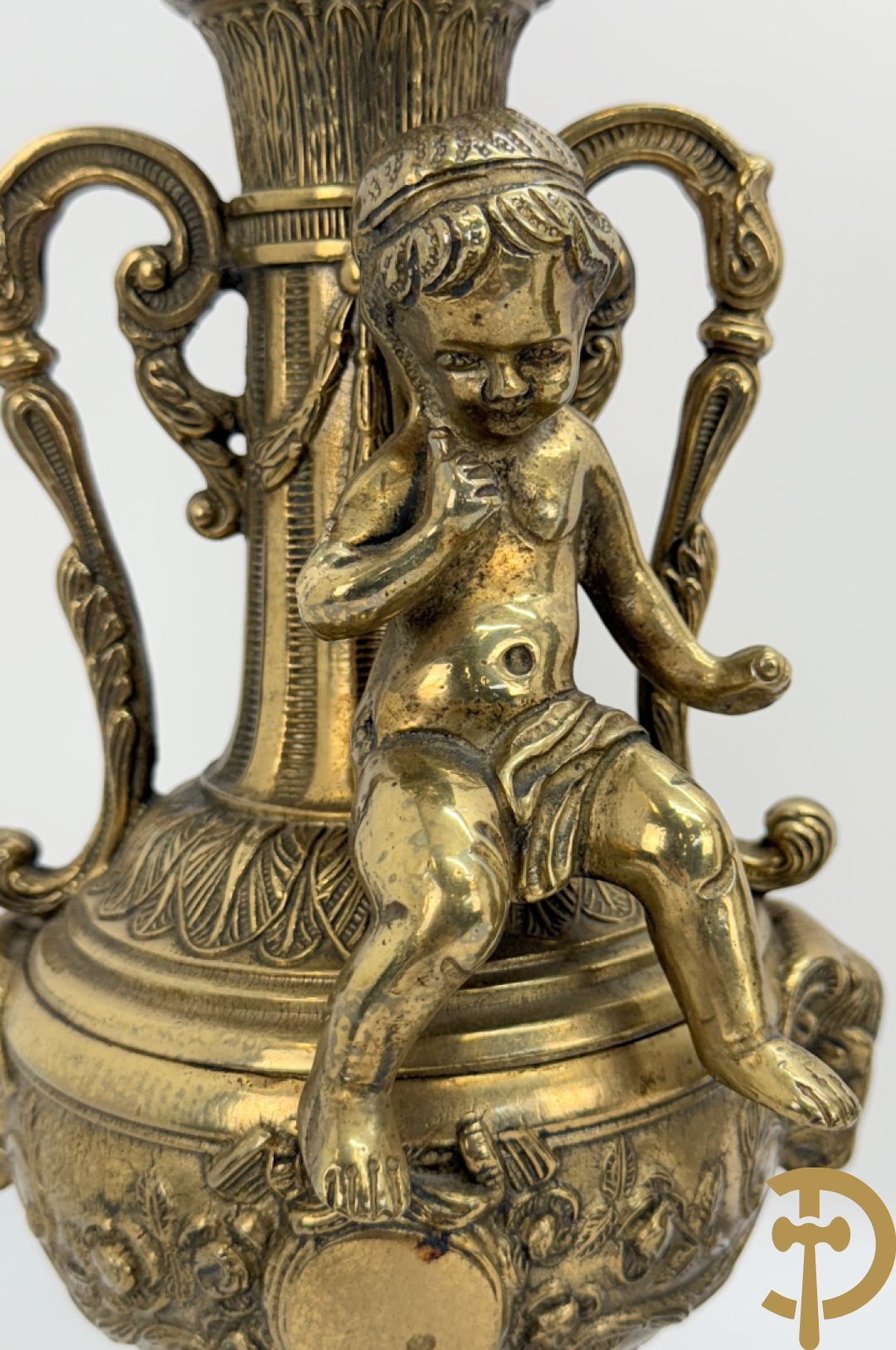 Paar koperen cassolettes bezet met ramskoppen dragende een cupido + koperen beeld van jongeman met zevenarmige kandelaar