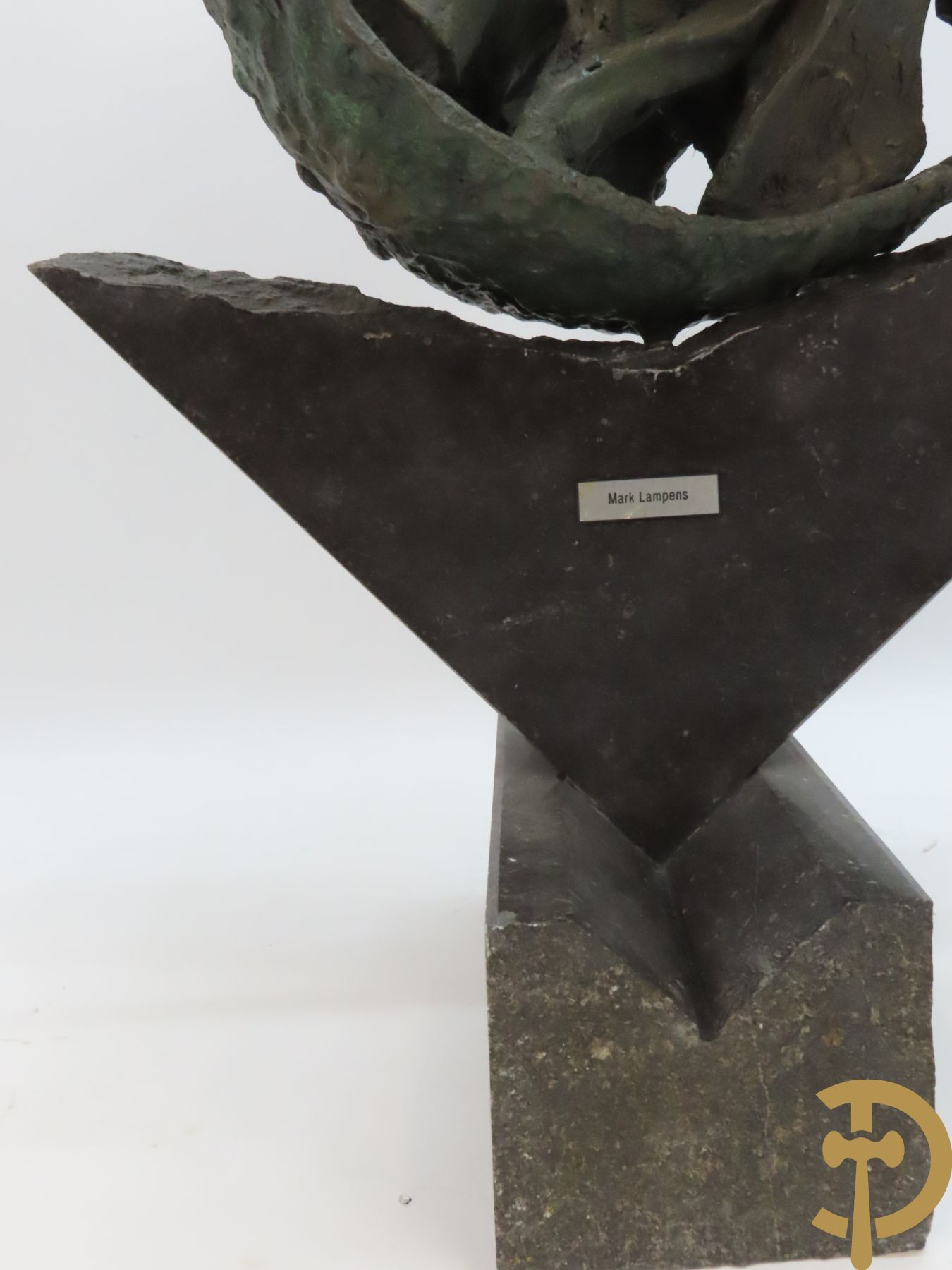 LAMPENS Mark getekend op arduinene sokkel - Kegelvormige bronssculptuur met grillig rolwerk