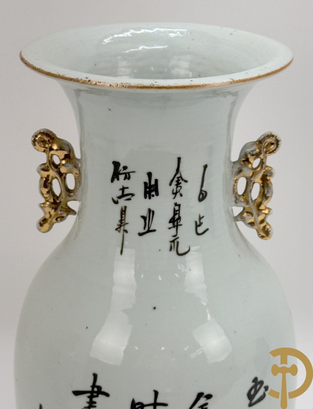 Paar Chinese porseleinen vazen met geisha decor en dames in landschap