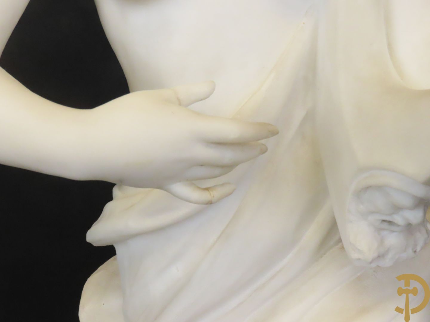 Prof. Fagioli Firenze getekend : Witte marmersculptuur van zittende dame met ontblote boezem met muziekinstrument