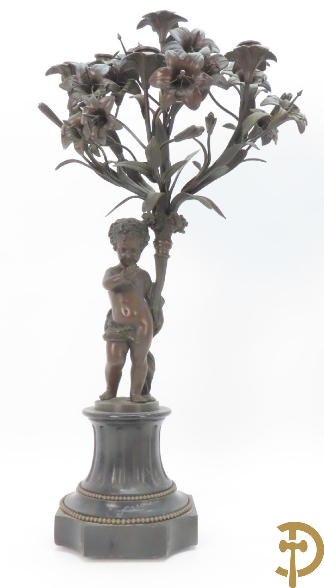 CLODION getekend - Paar elegante bronzen dames met tambour en fruit, geflankeerde door jonge faune, op marmeren klokstel - opgebouwd als garnituur met 2 kandelaars met bronzen kindjes dragende een toorts met bloemen en kaarsen